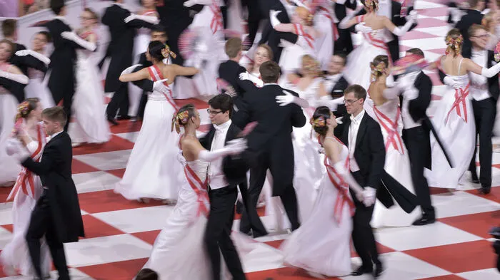 Das Jungdamen- und Jungherren-Komitee eröffnete den Sommerball der Spanischen Hofreitschule 'Fete Imperiale 2016'.