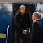 Auf dem Bild steigt Prinz Harry aus einem blau-gelben Zug aus und reicht einem Bahnmitarbeiter die Hand. Der Prinz trägt eine schwarze Jacke mit dem Logo der „Invictus Games“ und wirkt ernst, fast konzentriert. Er tritt aus der Waggontür nach draußen, während der Mitarbeiter in Uniform ihn am Bahnsteig begrüßt. Die Szene spielt sich direkt am Einstieg des Zuges ab, der im Hintergrund klar zu erkennen ist. | Prinz Harry ist für seinen zweiten Besuch in der Ukraine eingetroffen.