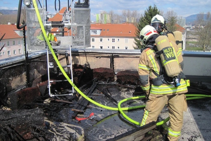 Laut Einsatzkräften dürfte der Brand durch einen elektrischen Defekt einer Bewässerungsanlage auf der Terrasse ausgelöst worden sein.
