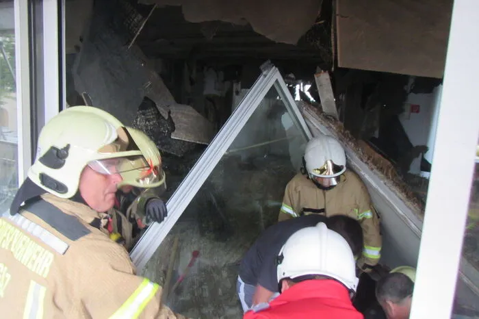 Der Putzträger, der mit Schilfmatten ausgeführt war, stürzte von der Betondecke. Ein Arbeiter wurde dabei schwer verletzt.