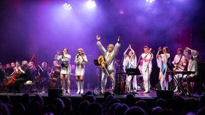 Am Freitagabend luden ABBA Symphonics ein, mit ihnen durch die Geschichte von ABBA zu reisen