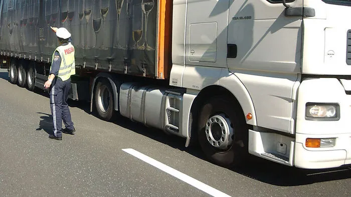 Der Lenker eines Sattelschleppers wurde angehalten (Sujetbild)