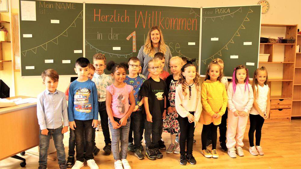 Es ist der erste Schultag für die Taferlklassler der VS Lindfeld und ihre Lehrerin Michelle Puska.
