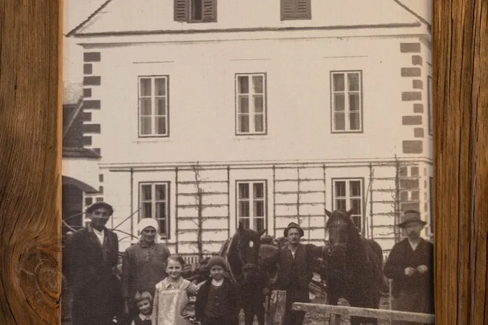 Der Hof anno dazumal: Hier sind noch die alten Fenster zu sehen.