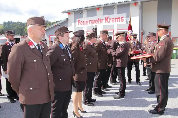 Die Ehrungen nahmen Bürgermeister Bernd Osprian, Landesfeuerwehrkommandantstellvertreter (LFK Stv) Christian Leitgeb, Brandrat Klaus Gehr, ABI Bernd Haller und die beiden Wehrkommandanten Thomas Pagger (Krems) und Bernd Unger (Voitsberg) vor. 