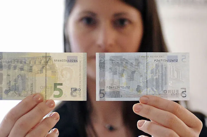 Als erstes wurden die Fünfer getauscht. Links der neue, rechts der alte Schein. Anfangs konnten viele Automaten die Banknoten nicht lesen.