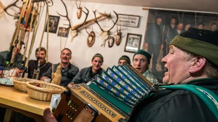 Im Bild das Team der Schab beim gesanglich begleiteten Aufwärmen vor dem Auftritt