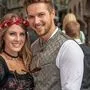 Ein Pärchen in Tracht beim "Aufsteiern"-Fest in der Grazer Innenstadt