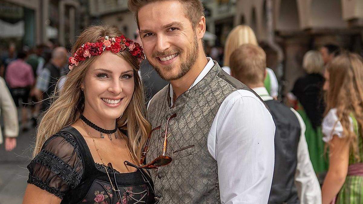 Ein Pärchen in Tracht beim &quot;Aufsteiern&quot;-Fest in der Grazer Innenstadt