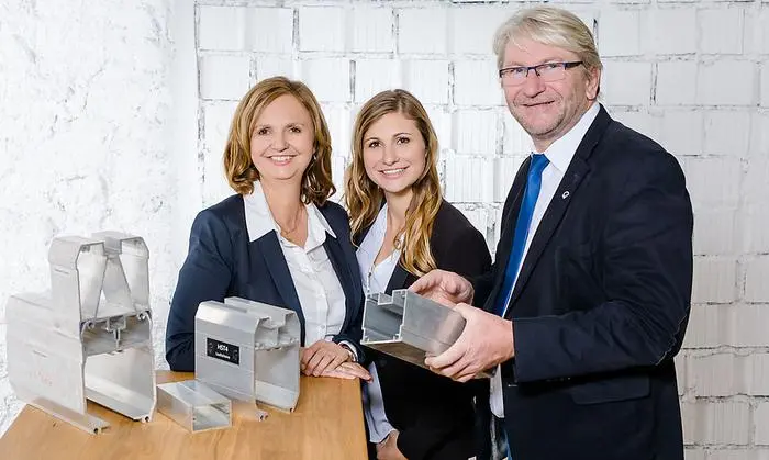 Ewald Holler, Brigitte Holler, Lisa Holler: Die 200 Meter lange Fertigungshalle von Holler Tore wurde binnen sechs Wochen hochgezogen	