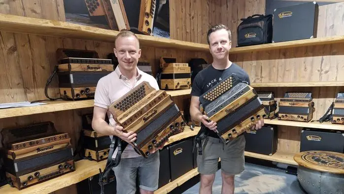 Michael und Daniel Sammer (von links) in ihrem Verkaufsraum in Rosental an der Kainach