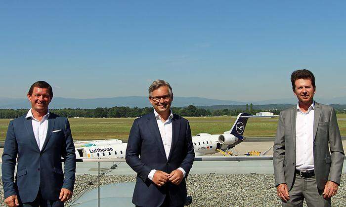 Staatssekretär Magnus Brunner (Mitte) mit den Geschäftsführern des Flughafen Graz, Jürgen Löschnig (links) und Wolfgang Grimus 