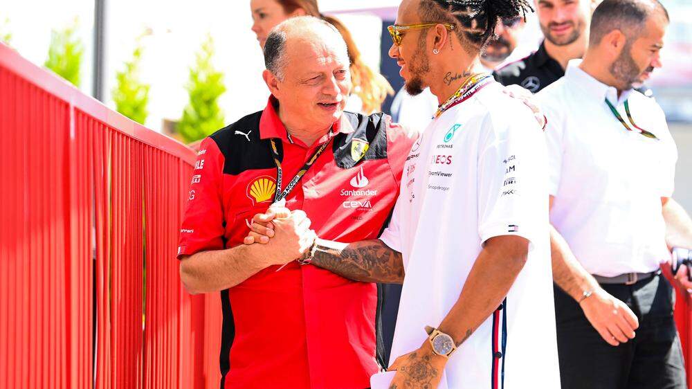 Lewis Hamilton plaudert mit Ferrari-Teamchef Frederic Vasseur