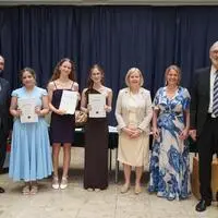 Im Rahmen der Maturafeier wurde der ABA-Award des Elternvereins des BG/BRG Judenburg für hohes fachliches Niveau bei Abschlussarbeiten verliehen. Diesen erhielten Hannah Stergar (Platz 1, 8B), Sophia Ems (8A) und über den dritten Platz freute sich Bayan Zuhrieh (8A)