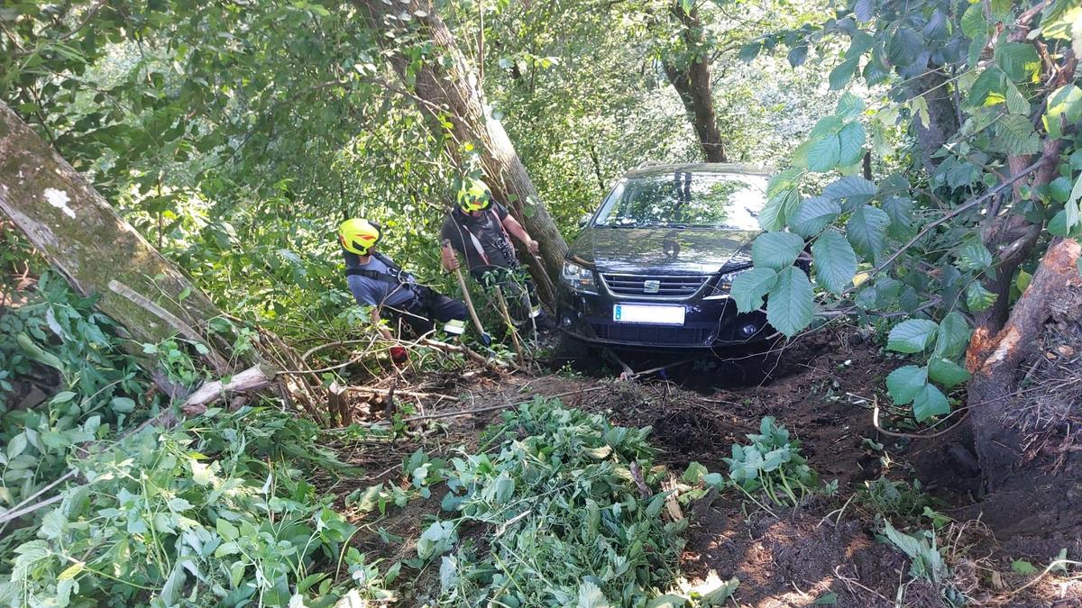 Rund 40 Meter stürzte der Pkw ab