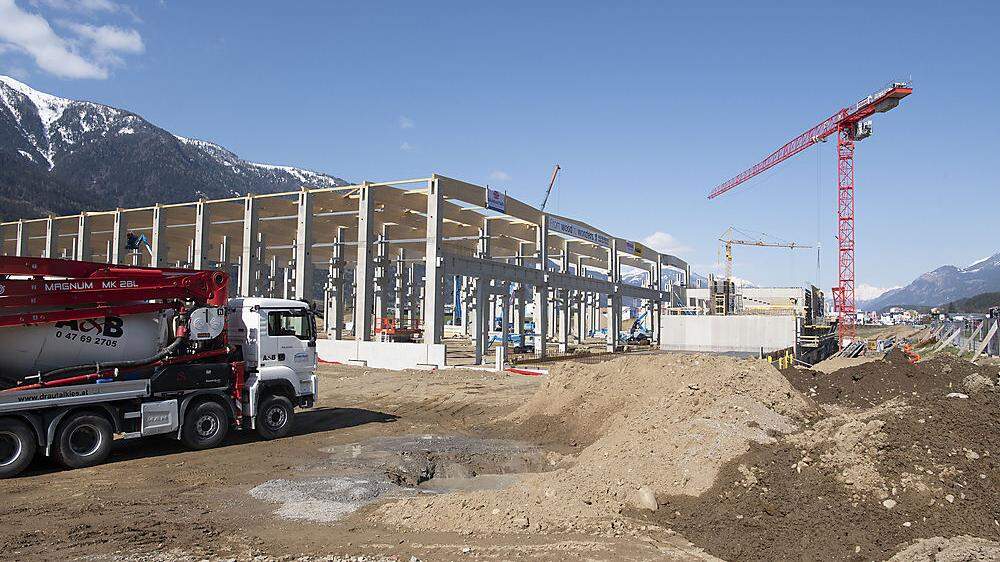 Hochbetrieb herrscht auf der Baustelle im Osten Spittals. Bezugsfertig sind die neuen Hallen der Firma Lindner Recyclingtech Ende Dezember