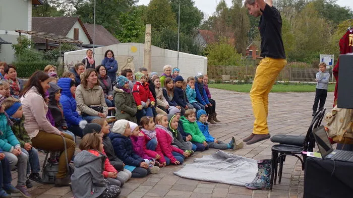 Zu einem Fest unter dem Motto "Tausche Erbse gegen Prinz" mit dem Theater/Baum/Schere lud die öffentliche Bibliothek und Ludothek St. Veit am Freitagnachmittag.