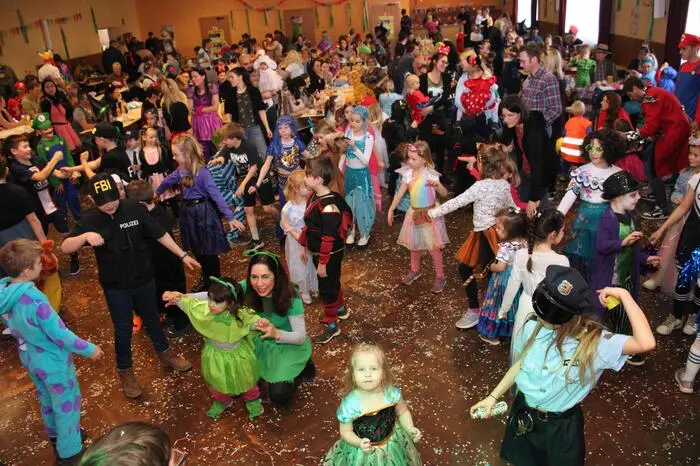 Knapp 400 Kinder und Erwachsene konnten einen abwechslungsreichen Nachmittag mit zahlreichen Höhepunkten genießen. Ein Clown und DJ Marco Stix sorgten mit Spielen und flotten Rhythmen für eine volle Tanzfläche mit vielen leuchtenden Augen bei den kleinen Besuchern. 