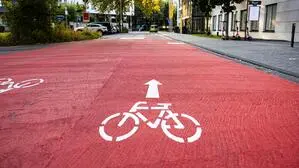 Radweg mit Markierung
