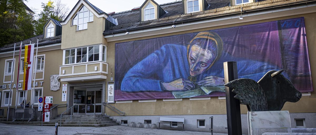 Christine Lavant, gemalt von Werner Berg, auf einer Fassade auf dem Hauptplatz