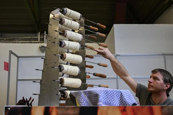 Zahlreiche Aussteller präsentierten die neuesten Geräte, fortschrittliche Ausrüstung und Dienstleistungen, die die gesamte Bandbreite der Rettungsdienste einschließlich Flugrettung abdecken, von lebensrettenden Notfallmaßnahmen über effiziente Bergungstechniken bis hin zu modernsten medizinischen Versorgungslösungen. 