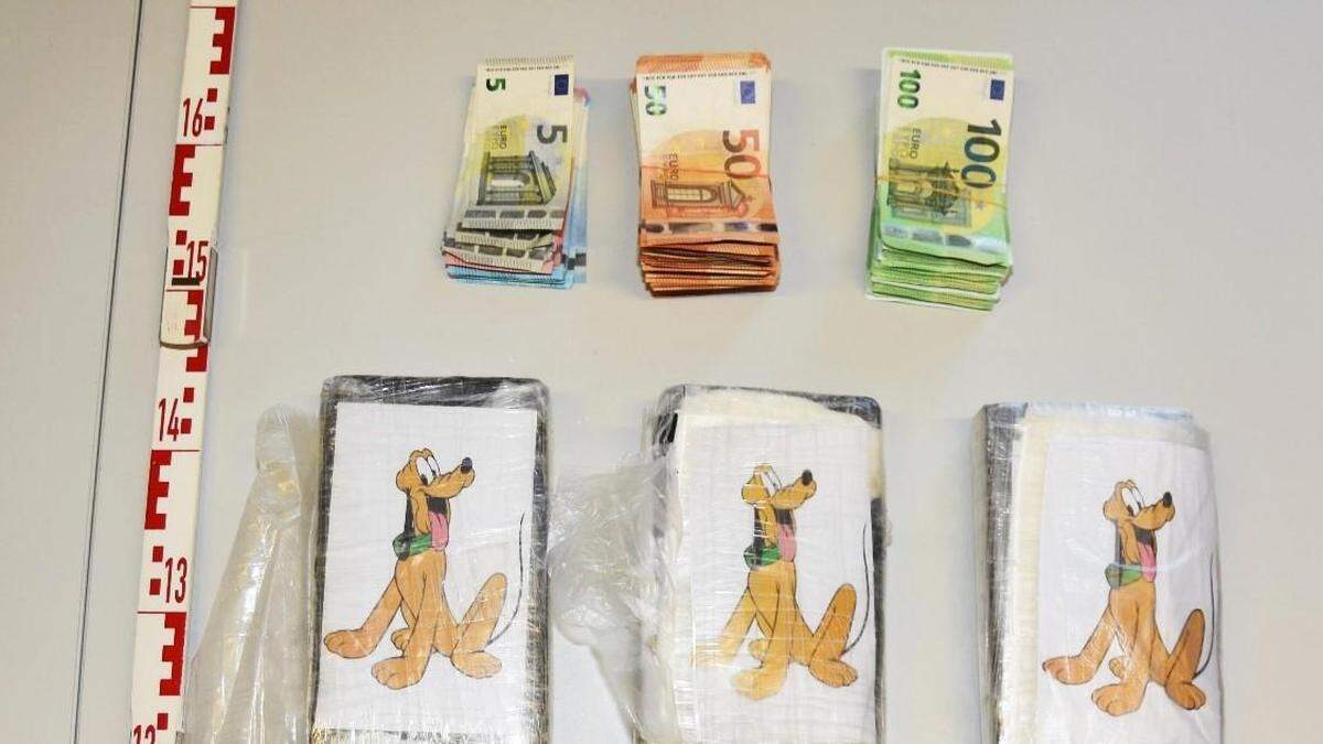 Mehrmonatige Ermittlungen haben zur Festnahme der zehn Verdächtigen geführt. Bargeld und Drogen konnten sichergestellt werden die mit Drogen gehandelt haben sollen. Im Bild: Sichergestelltes Bargeld und Drogen