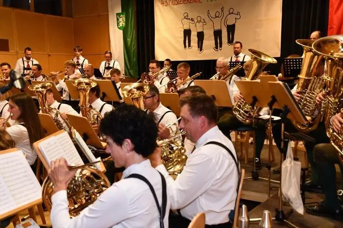 Unter der Leitung von Werner Ofner hatten sich knapp 50 Musikerinnen und Musiker intensiv auf den Abend vorbereitet.