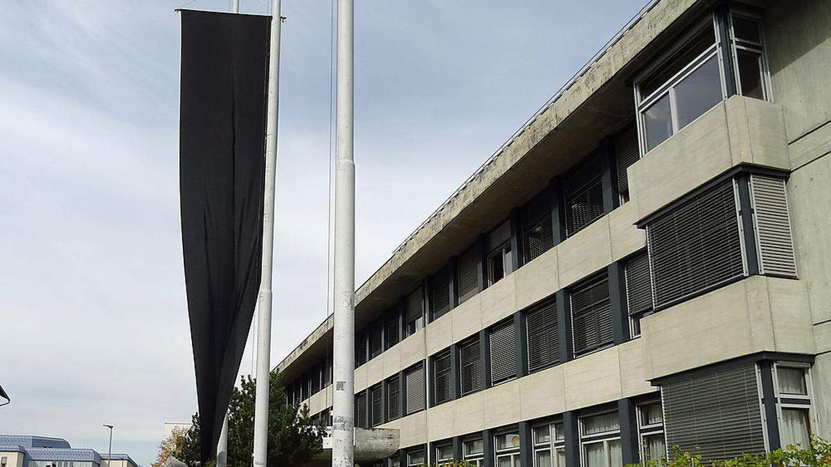 Schwarze Fahne in der Spittaler Schule des Mädchens