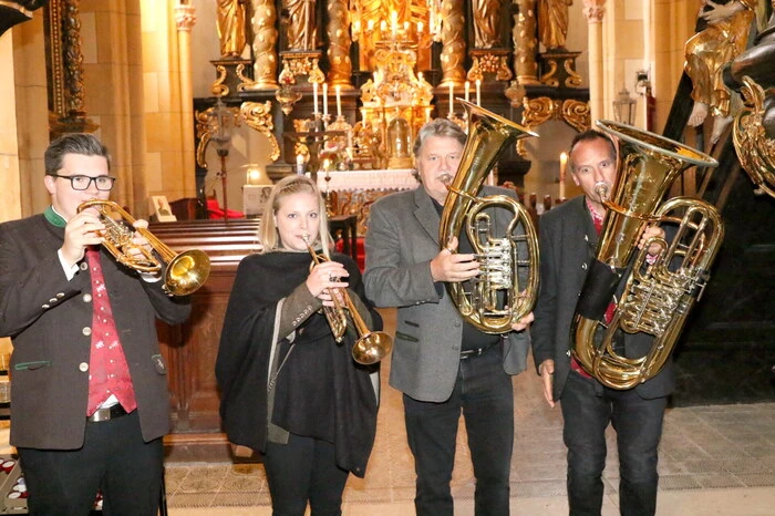 Für die musikalische Umrahmung sorgte die Ebersteiner Kirchtagsmusi (Leitung Walter Sunitsch, 3. von links) ... 