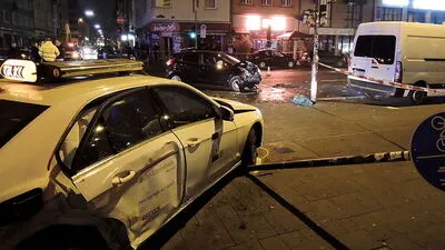 In diesem Taxi (links) saßen die drei Kärntner. Dahinter das Fahrzeug des mutmaßlichen Unfallverursachers