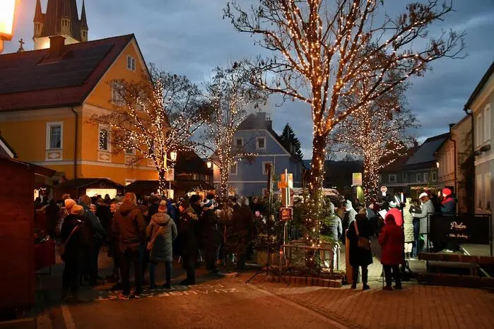 Bei idealem Winterwetter füllte sich der Hauptplatz schon am Nachmittag mit zahlreichen Besucherinnen und Besuchern, die die Atmosphäre genossen.