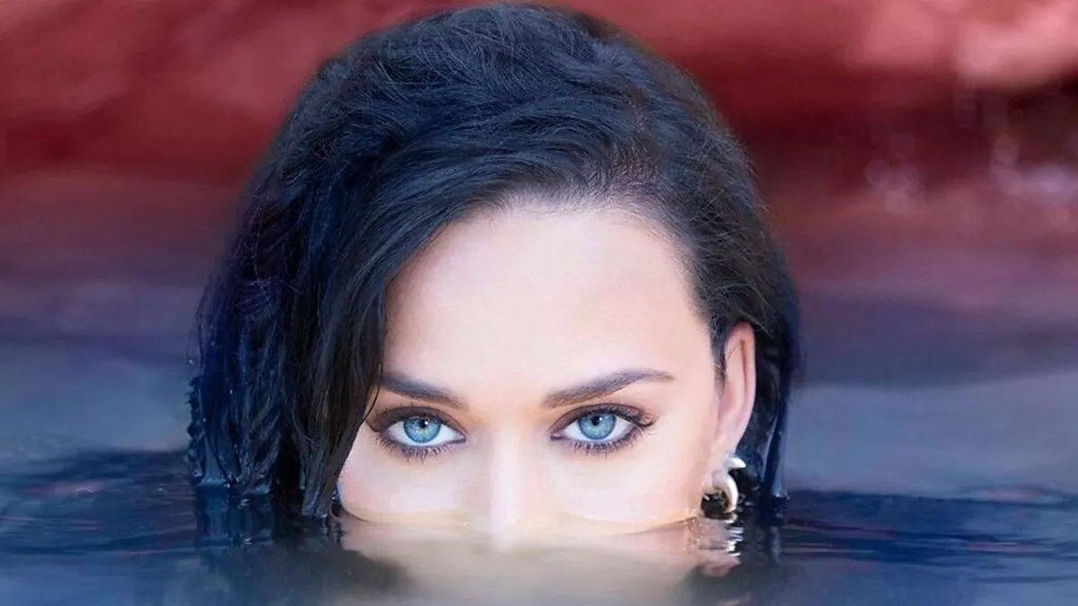 Neues Titelbild von Katy Perry, mit dem sie den Song "Rise" auf Facebook bewirbt