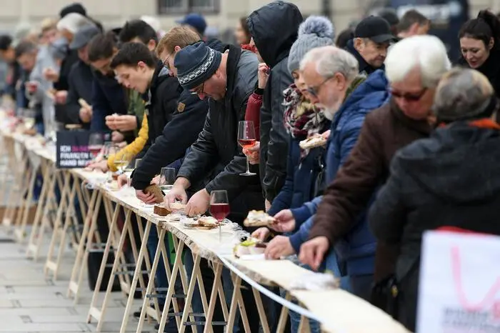 Auf einer Länge von 250 Metern wurden Schinken, Speck, Kren, Bauernbrot, etc. aufgetischt.