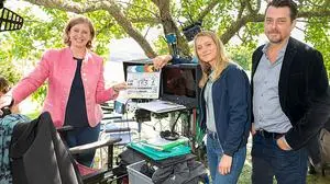 Schauspieler Anna Unterberger und Hary Prinz mit Landesrätin Barbara Eibinger-Miedl