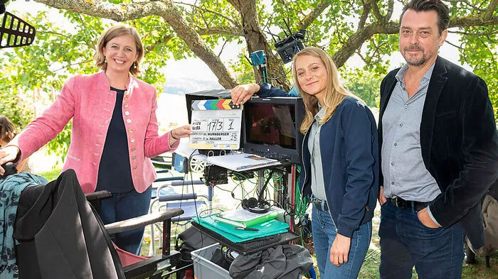 Schauspieler Anna Unterberger und Hary Prinz mit Landesrätin Barbara Eibinger-Miedl