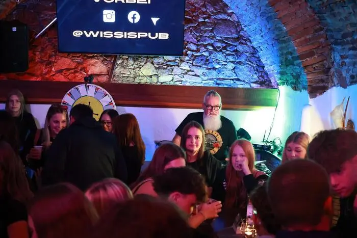 Für die passende musikalische Stimmung sorgte DJ Maytschi. Schon bald wurde nicht nur im Lokal getanzt – auch der Gang wurde kurzerhand zur Tanzfläche, und vor der Bar wurde ebenfalls ausgelassen gefeiert.