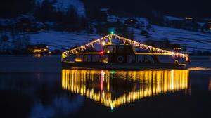 Sonderfahrt der Schifffahrt Grundlsee über den winterlichen See unter dem Motto Einstimmung auf Weihnachten