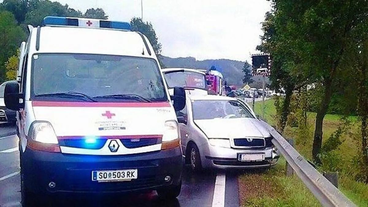 Durch die Wucht des Zusammenpralls wurde das aus Richtung Feldbach kommende Fahrzeug gegen die Leitplanken geschleudert