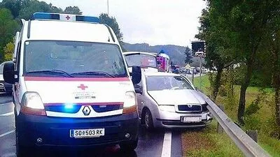 Durch die Wucht des Zusammenpralls wurde das aus Richtung Feldbach kommende Fahrzeug gegen die Leitplanken geschleudert