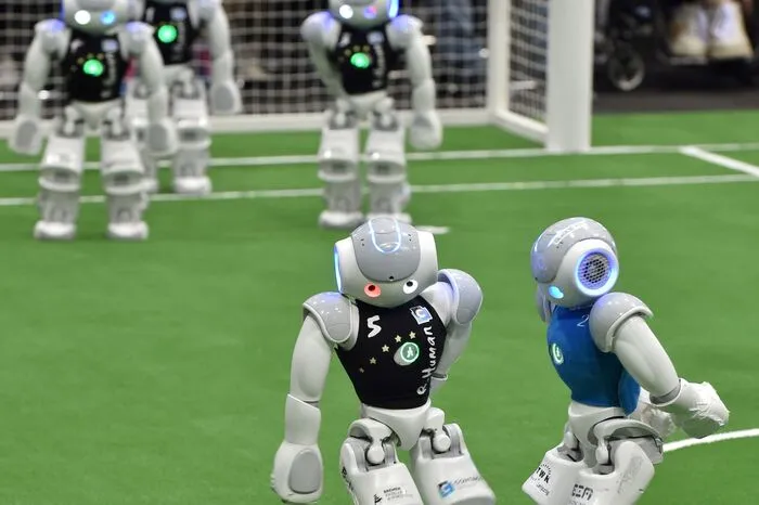 Rund 3000 Ingenieure und Studenten matchen sich dabei in acht verschiedenen Ligen darum, wer die besten Fußball-Techniker aufs Feld zu bringen vermag.