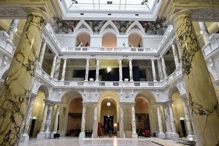 Die weitläufige Säulenhalle im Hochparterre, die auch ohne Museums-Ticket zugänglich sein wird und für die Engelsman noch um ein prominentes Kunstwerk verhandelt, bietet in den Nischen auch Platz für einen Museumsshop und das kleine Café "Cook".