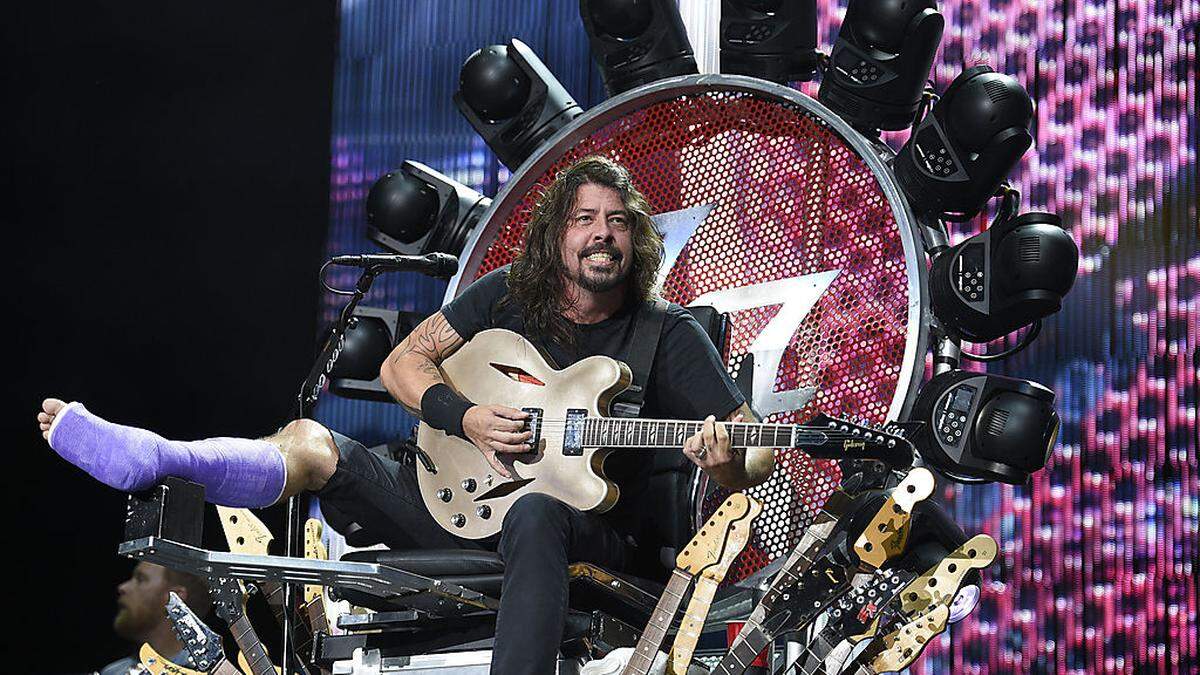 Seit sich Dave Grohl Mitte Juni bei einem Konzert in Göteborg das Bein gebrochen hat, residiert er bei den Live-Shows auf einem fahrenden Thron (im Bild: Konzert in Washington, in Wien war Dave schon mit Gehgips unterwegs)