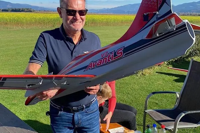 Am Flugplatz in Wöllmerdorf stellten sich zahlreiche Vereinsmitglieder mit ihren Fliegermodellen ein. Für das Salz in der Suppe der spektakulären „Mini-Airpower“ sorgten Martin Bauer (Wiener Neustadt) und Diego Tommasi (Seckau). 
