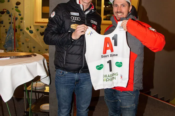 ... und dann mit Startnummer 3 Clement Noel - also jener junge Franzose, der die beiden letzten Bewerbe im Stangenwald (Wengen, Kitzbühel) für sich entscheiden konnte. Marcel Hirscher kommt übrigens mit Startnummer 6 dran.
