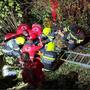 Gemeinsam mit der Rettung wurde der Verletzte aus dem Burggraben geborgen