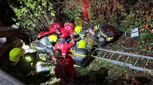 Gemeinsam mit der Rettung wurde der Verletzte aus dem Burggraben geborgen