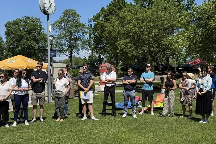 „Neben dem nagelneuen Gastrobereich können sich Gäste auf neue Umkleidekabinen und WC-Anlagen freuen. Am Dach der Freibad-Gebäude sorgt eine Photovoltaikanlage für saubere Energie“, betonte Stadtwerke-Chef Franz Friedl beim traditionellen Banddurchschneiden.