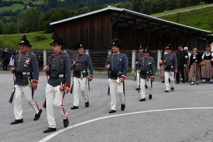 Im Anschluss folgte eine Ehrensalve der Schützengarde für die zahlreichen Ehrengäste und das große Aufgebot an Landjugendmitgliedern, bevor sich der bunte Festzug, angeführt vom Musikverein St. Peter und begleitet vom ÖKB St. Peter, Richtung Greimhalle in Bewegung setzte.