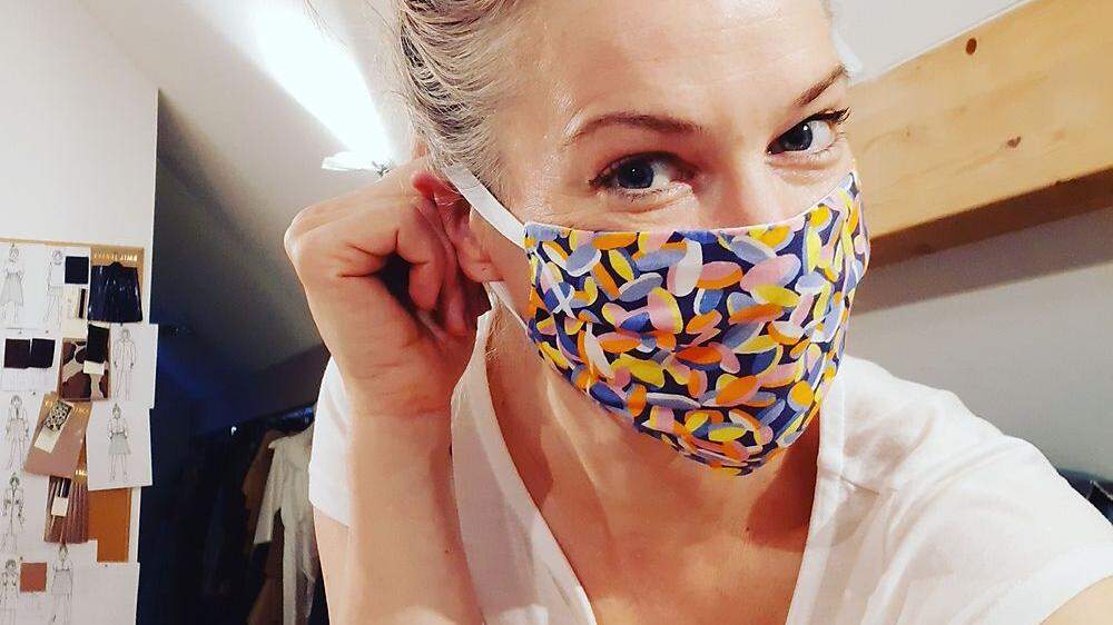 Designerin Gina Drewes verkauft neben Mode auch Masken