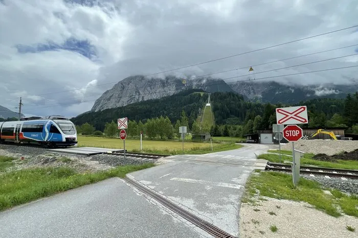 Die Platten für den neuen Bahnübergang wurden schon gelegt (am Bild rechts vor dem Zug).